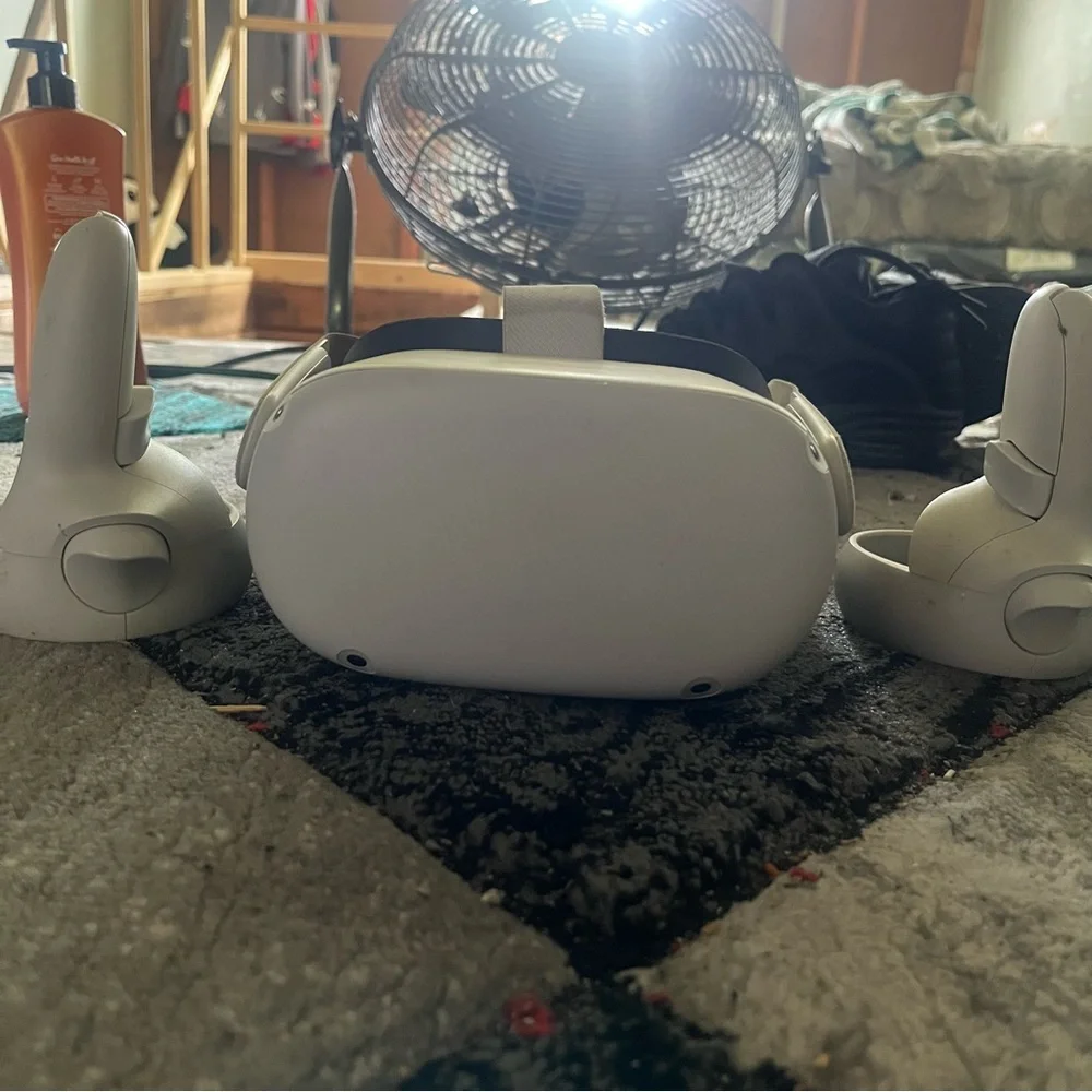 Quest 2 Standalone VR Headset White with Touch Controllers